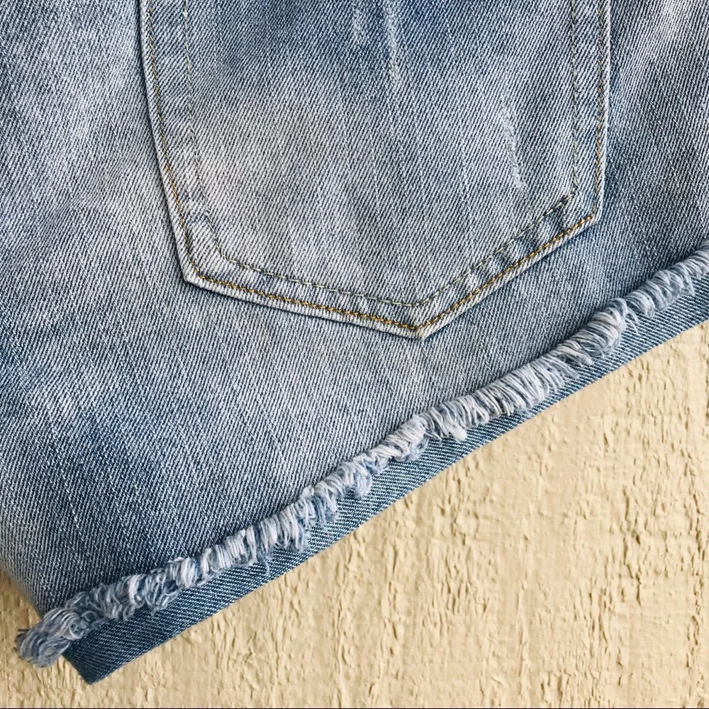 Forever 21 Women's Distressed Light Stain Jean Shorts Size 29 - Picture 2 of 8